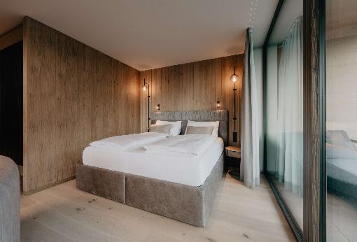 Bilder 1 bis 5: Furnier, wohin das Auge blickt: Dank des edlen Naturmaterials...